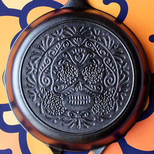 LODGE Seasoned Cast Iron Sugar Skull Skillet