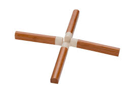 TRIVET CROSS MILEY FSC CREAM