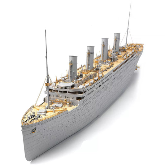 R.M.S Titanic Premium With LED 1/400