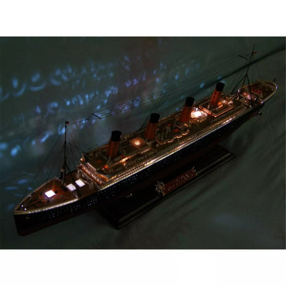 R.M.S Titanic Premium With LED 1/400