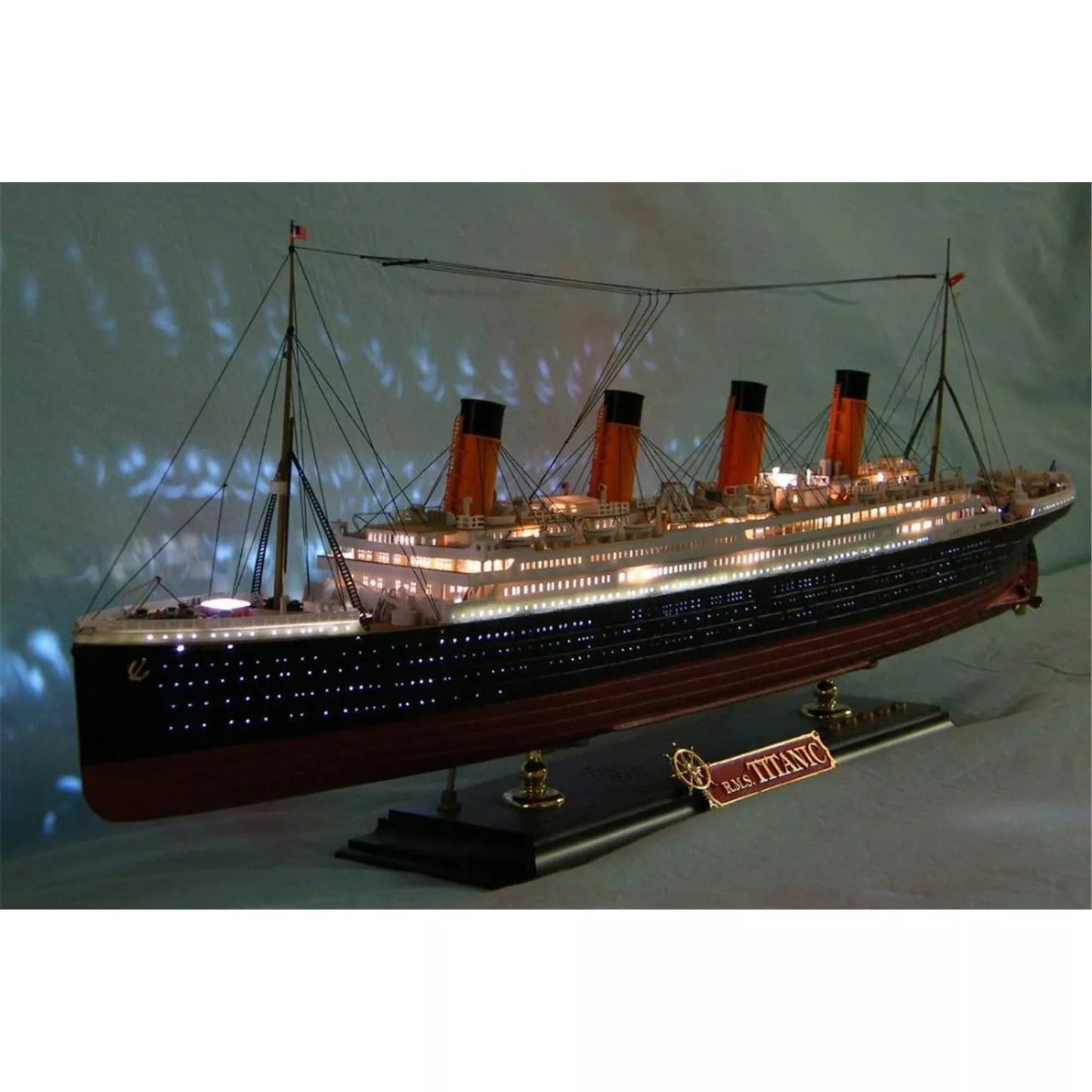 R.M.S Titanic Premium With LED 1/400